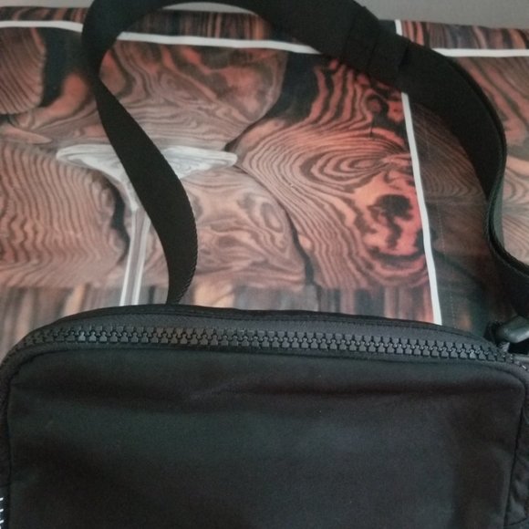 Lululemon Everywhere Belt Bag Waist Fanny pack  Color Black Unisex - Picture 6 of 6